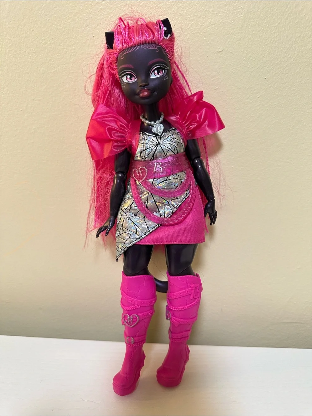 monster high Catty Noir pink and silver fashion doll